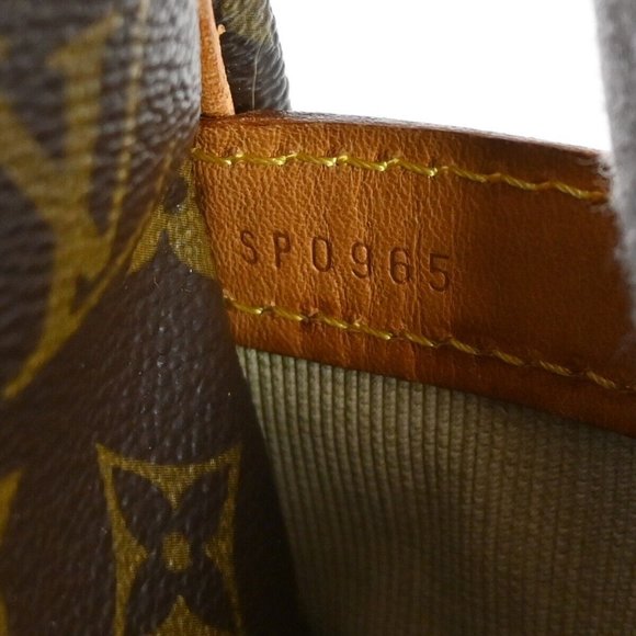 LOUIS VUITTON Reporter GM Crossbody Shoulder Bag Monogram Leather - Picture 16 of 16